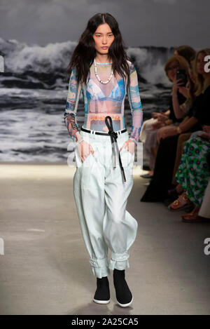 New York, NY-Sept 09, 2019: ein Modell geht der Start- und Landebahn an der Zimmermann Frühling Sommer 2020 Fashion Show Stockfoto