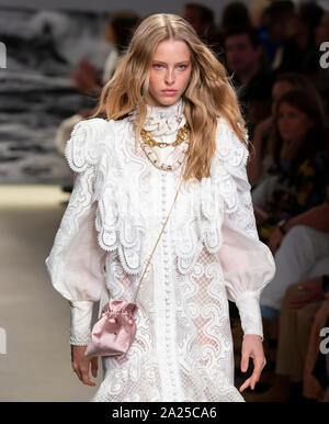 New York, NY-Sept 09, 2019: ein Modell geht der Start- und Landebahn an der Zimmermann Frühling Sommer 2020 Fashion Show Stockfoto