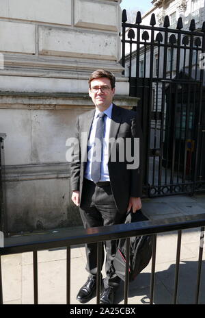 Andy Burnham visits Downing Street für eine "Messer Kriminalität Gipfeltreffen vom April 2019. Andrew Burnham; die britischen Labour-Abgeordneten und die Kooperative Politiker; Bürgermeister von Greater Manchester seit Mai 2017. Zuvor war er Mitglied des Parlaments (MP) Stockfoto