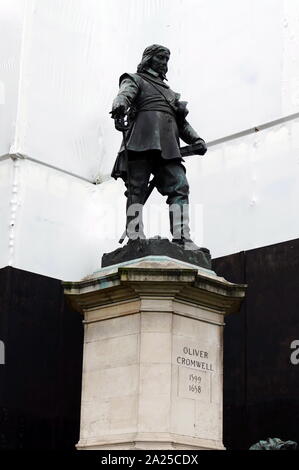 Statue von Oliver Cromwell, von hamo Thornycroft, 1899. Vor dem Palast von Westminster, London. Oliver Cromwell (25. April 1599 - 3. September 1658), war ein englischer militärischen und politischen Führer. Er diente als Lord Protector des Commonwealth von England, Schottland und Irland von 1653 bis zu seinem Tod, die gleichzeitig als Staatsoberhaupt und Regierungschef der neuen Republik. Stockfoto