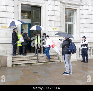 Lassen Sie für "Protest gegen das Cabinet Office, Whitehall, London während der Gespräche zwischen der Labour Party und Vertretern der Regierung. April 2019. Bleiben Mitkämpfer wollte das Vereinigte Königreich in der EU zu bleiben. Brexit ist der Prozess, der den Rückzug des Vereinigten Königreichs (UK) aus der Europäischen Union (EU). Nach einem Referendum am 23. Juni 2016, in der 51,9 Prozent der abgegebenen Stimmen unterstützt die EU verlassen Stockfoto