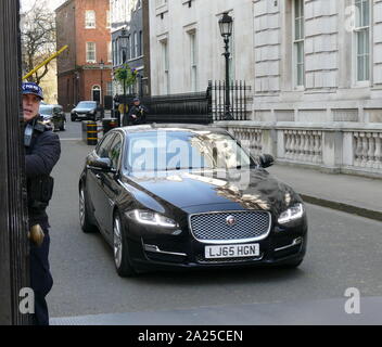 Ministerkonferenz Autos in der Downing Street bei Treffen zwischen Premierminister Theresa May und pro-Brexit MP's in ihrer Partei. April 2019 Stockfoto