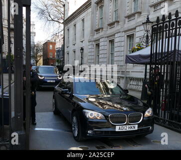 Ministerkonferenz Autos in der Downing Street bei Treffen zwischen Premierminister Theresa May und pro-Brexit MP's in ihrer Partei. April 2019 Stockfoto