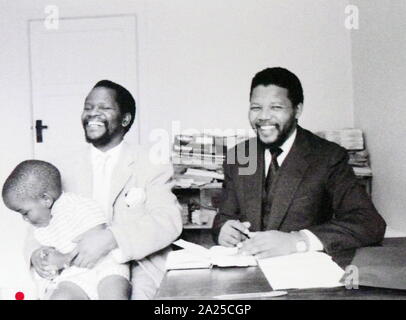 Oliver Tambo mit Nelson Rolihlahla Mandela (1918-2013), südafrikanischer Anti-apartheid-Revolutionäre, politische Führer; als Präsident von Südafrika von 1994 bis 1999 gedient. Dargestellt in London Stockfoto