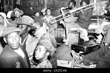 Leben in Südafrika unter der Apartheid Verwaltung. 1955. Die Apartheid war ein System des institutionalisierten Rassentrennung in Südafrika von 1948 bis Anfang der 90er Jahre existierte. Die Apartheid war durch eine autoritäre politische Kultur, die auf baasskap (oder weiße Vorherrschaft), die staatliche Unterdrückung der Schwarzen in Afrika, Farbige ermutigt charakterisiert, und Asiatischen Südafrikaner zugunsten der weißen Minderheit des Landes Bevölkerung. Stockfoto