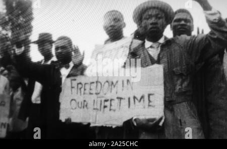 Südafrika unter der Apartheid Verwaltung. 1955. Die Apartheid war ein System des institutionalisierten Rassentrennung in Südafrika von 1948 bis Anfang der 90er Jahre existierte. Die Apartheid war durch eine autoritäre politische Kultur, die auf baasskap (oder weiße Vorherrschaft), die staatliche Unterdrückung der Schwarzen in Afrika, Farbige ermutigt charakterisiert, und Asiatischen Südafrikaner zugunsten der weißen Minderheit des Landes Bevölkerung. Stockfoto