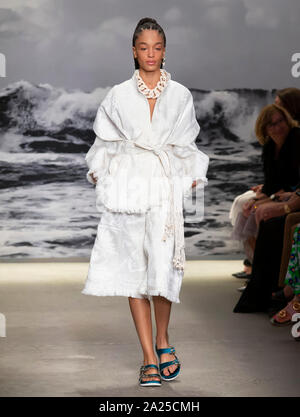 New York, NY-Sept 09, 2019: ein Modell geht der Start- und Landebahn an der Zimmermann Frühling Sommer 2020 Fashion Show Stockfoto