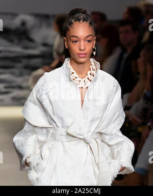 New York, NY-Sept 09, 2019: ein Modell geht der Start- und Landebahn an der Zimmermann Frühling Sommer 2020 Fashion Show Stockfoto