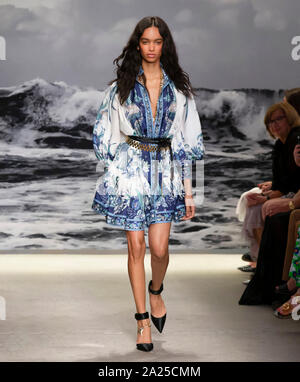 New York, NY-Sept 09, 2019: ein Modell geht der Start- und Landebahn an der Zimmermann Frühling Sommer 2020 Fashion Show Stockfoto