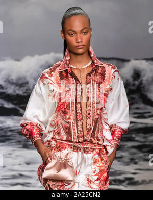 New York, NY-Sept 09, 2019: ein Modell geht der Start- und Landebahn an der Zimmermann Frühling Sommer 2020 Fashion Show Stockfoto