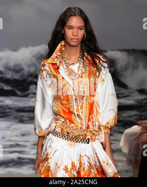 New York, NY-Sept 09, 2019: ein Modell geht der Start- und Landebahn an der Zimmermann Frühling Sommer 2020 Fashion Show Stockfoto