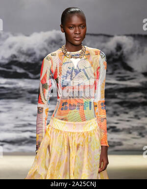 New York, NY-Sept 09, 2019: ein Modell geht der Start- und Landebahn an der Zimmermann Frühling Sommer 2020 Fashion Show Stockfoto