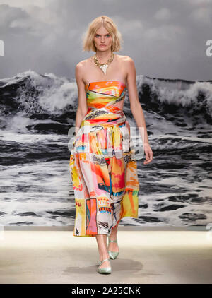 New York, NY-Sept 09, 2019: ein Modell geht der Start- und Landebahn an der Zimmermann Frühling Sommer 2020 Fashion Show Stockfoto