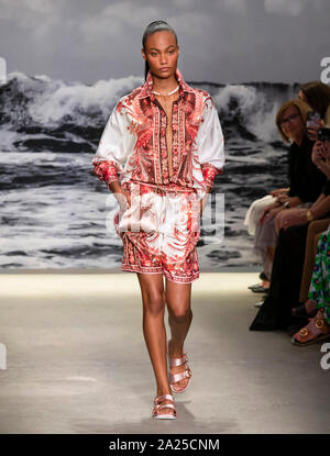 New York, NY-Sept 09, 2019: ein Modell geht der Start- und Landebahn an der Zimmermann Frühling Sommer 2020 Fashion Show Stockfoto