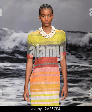 New York, NY-Sept 09, 2019: ein Modell geht der Start- und Landebahn an der Zimmermann Frühling Sommer 2020 Fashion Show Stockfoto