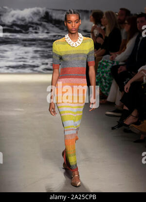 New York, NY-Sept 09, 2019: ein Modell geht der Start- und Landebahn an der Zimmermann Frühling Sommer 2020 Fashion Show Stockfoto
