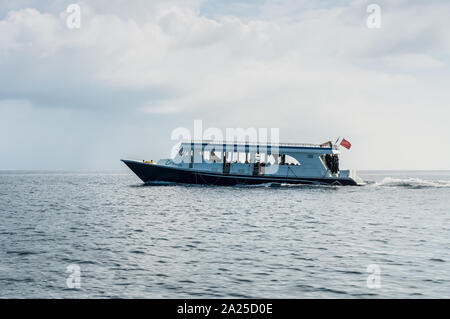Male, Malediven - November 17, 2017: Der Motor Fahrgastschiff Seafari floating auf klaren türkisfarbenen Wasser des Indischen Ozeans vor männlichen Insel, Ma Stockfoto