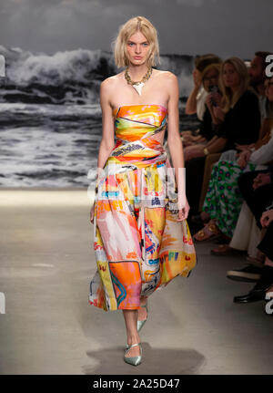 New York, NY-Sept 09, 2019: ein Modell geht der Start- und Landebahn an der Zimmermann Frühling Sommer 2020 Fashion Show Stockfoto