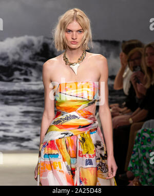 New York, NY-Sept 09, 2019: ein Modell geht der Start- und Landebahn an der Zimmermann Frühling Sommer 2020 Fashion Show Stockfoto