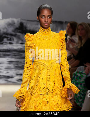 New York, NY-Sept 09, 2019: ein Modell geht der Start- und Landebahn an der Zimmermann Frühling Sommer 2020 Fashion Show Stockfoto