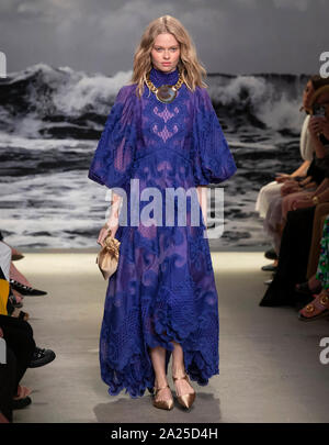 New York, NY-Sept 09, 2019: ein Modell geht der Start- und Landebahn an der Zimmermann Frühling Sommer 2020 Fashion Show Stockfoto
