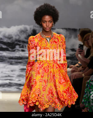 New York, NY-Sept 09, 2019: ein Modell geht der Start- und Landebahn an der Zimmermann Frühling Sommer 2020 Fashion Show Stockfoto