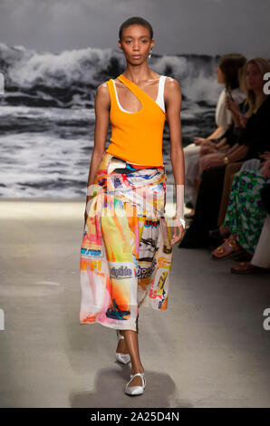 New York, NY-Sept 09, 2019: Hannah Shakespeare geht der Start- und Landebahn an der Zimmermann Frühling Sommer 2020 Fashion Show Stockfoto
