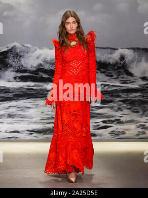 New York, NY-Sept 09, 2019: Gnade Elizabeth geht der Start- und Landebahn an der Zimmermann Frühling Sommer 2020 Fashion Show Stockfoto