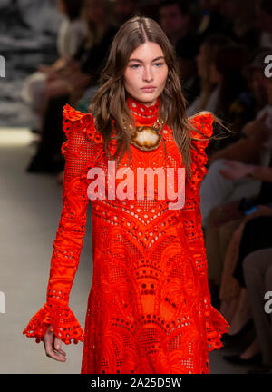 New York, NY-Sept 09, 2019: Gnade Elizabeth geht der Start- und Landebahn an der Zimmermann Frühling Sommer 2020 Fashion Show Stockfoto