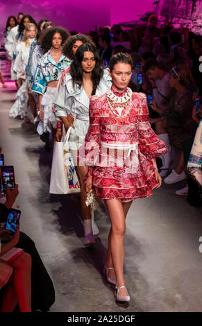 New York, NY-Sept 09, 2019: Modelle gehen Sie die Start- und Landebahn an der Zimmermann Frühling Sommer 2020 Fashion Show Stockfoto
