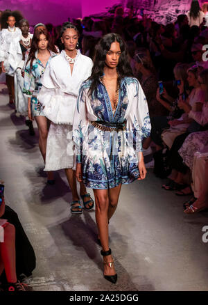 New York, NY-Sept 09, 2019: Modelle gehen Sie die Start- und Landebahn an der Zimmermann Frühling Sommer 2020 Fashion Show Stockfoto