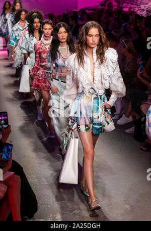New York, NY-Sept 09, 2019: Modelle gehen Sie die Start- und Landebahn an der Zimmermann Frühling Sommer 2020 Fashion Show Stockfoto