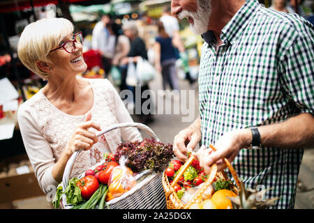 Portrait von Schöne ältere Paare im Markt kauf Essen Stockfoto