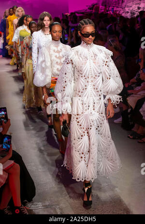 New York, NY-Sept 09, 2019: Modelle gehen Sie die Start- und Landebahn an der Zimmermann Frühling Sommer 2020 Fashion Show Stockfoto