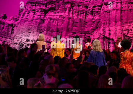 New York, NY-Sept 09, 2019: Modelle gehen Sie die Start- und Landebahn an der Zimmermann Frühling Sommer 2020 Fashion Show Stockfoto