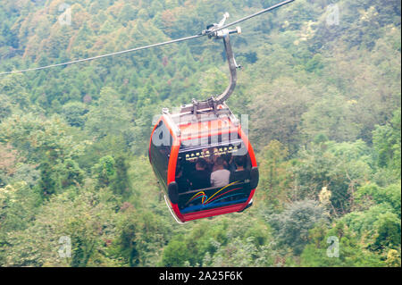 QingChengShan, Provinz Sichuan, China-Sept 26, 2019: Chinesische Touristen in der Seilbahn in QingCheng Mountain. Stockfoto