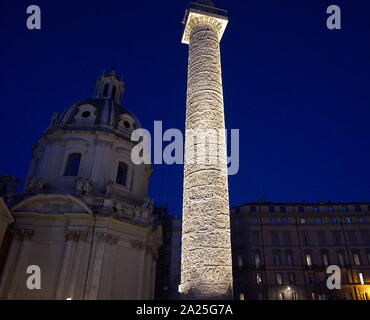 Blick auf die Trajan Spalte in der Nacht. Trajan's Column ist eine Römische Siegessäule in Rom, Italien, zum Gedenken an den römischen Kaiser Trajan's Sieg in der Dakischen Kriege. Stockfoto