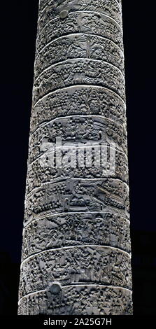 Blick auf die Trajan Spalte in der Nacht. Trajan's Column ist eine Römische Siegessäule in Rom, Italien, zum Gedenken an den römischen Kaiser Trajan's Sieg in der Dakischen Kriege. Stockfoto