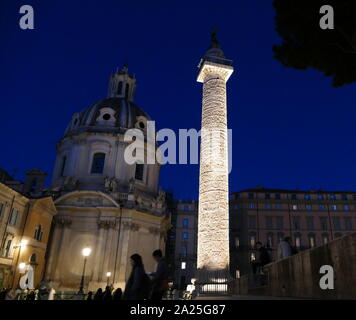 Blick auf die Trajan Spalte in der Nacht. Trajan's Column ist eine Römische Siegessäule in Rom, Italien, zum Gedenken an den römischen Kaiser Trajan's Sieg in der Dakischen Kriege. Stockfoto