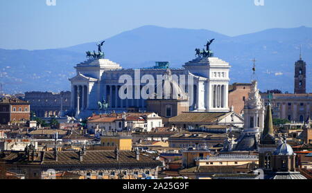 Ansicht der Vittorio Emanuele II-Denkmal. Die Vittorio Emanuele II-Denkmal, auch bekannt als die Vittoriano, Il Vittoriano, oder Altare della Patria, ist ein Denkmal zu Ehren von Victor Emmanuel II gebaut, der erste König von einer einheitlichen Italien, in Rom, Italien. Stockfoto