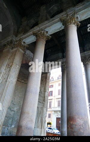 Innenraum der Pantheon eine ehemalige römische Tempel, nun eine Kirche, die in Rom, Italien, auf dem Gelände einer früheren Tempel im Auftrag von Marcus Agrippa während der Regierungszeit des Augustus. Stockfoto