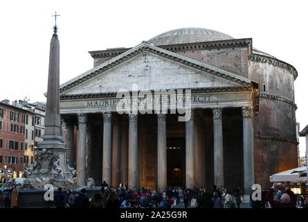 Innenraum der Pantheon eine ehemalige römische Tempel, nun eine Kirche, die in Rom, Italien, auf dem Gelände einer früheren Tempel im Auftrag von Marcus Agrippa während der Regierungszeit des Augustus. Stockfoto