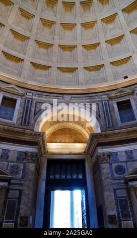 Innenraum der Pantheon eine ehemalige römische Tempel, nun eine Kirche, die in Rom, Italien, auf dem Gelände einer früheren Tempel im Auftrag von Marcus Agrippa während der Regierungszeit des Augustus. Stockfoto