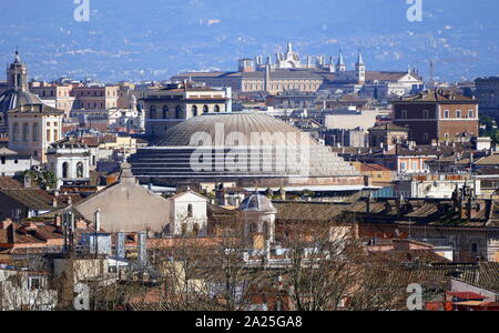 Innenraum der Pantheon eine ehemalige römische Tempel, nun eine Kirche, die in Rom, Italien, auf dem Gelände einer früheren Tempel im Auftrag von Marcus Agrippa während der Regierungszeit des Augustus. Stockfoto