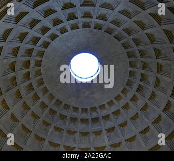 Innenraum der Pantheon eine ehemalige römische Tempel, nun eine Kirche, die in Rom, Italien, auf dem Gelände einer früheren Tempel im Auftrag von Marcus Agrippa während der Regierungszeit des Augustus. Stockfoto