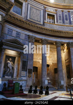 Innenraum der Pantheon eine ehemalige römische Tempel, nun eine Kirche, die in Rom, Italien, auf dem Gelände einer früheren Tempel im Auftrag von Marcus Agrippa während der Regierungszeit des Augustus. Stockfoto