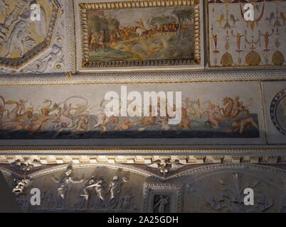 Die Außenseite des Castel Sant'Angelo (das Mausoleum des Hadrian), eine sehr hohe zylindrische Gebäude im Parco Adriano, Rom, Italien Stockfoto