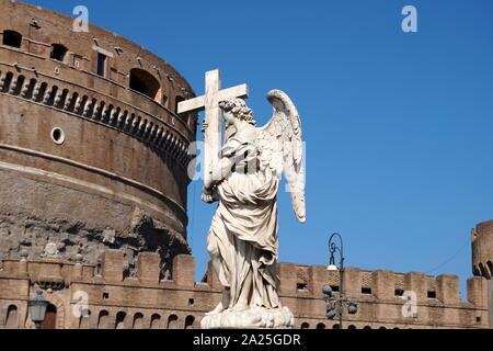 Die Außenseite des Castel Sant'Angelo (das Mausoleum des Hadrian), eine sehr hohe zylindrische Gebäude im Parco Adriano, Rom, Italien Stockfoto