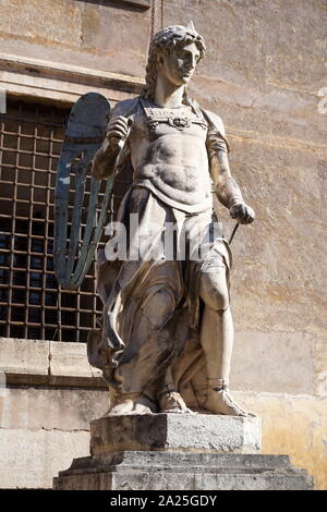 Die Außenseite des Castel Sant'Angelo (das Mausoleum des Hadrian), eine sehr hohe zylindrische Gebäude im Parco Adriano, Rom, Italien Stockfoto