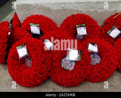 Kränze in künstliche Mohnblumen in Gedenken an Krieg Tote an der Kenotaph, London, Vereinigtes Königreich gelegt Stockfoto